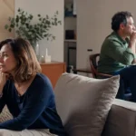 Casal adulto refletindo sobre as mudanças vividas ao longo do casamento.
